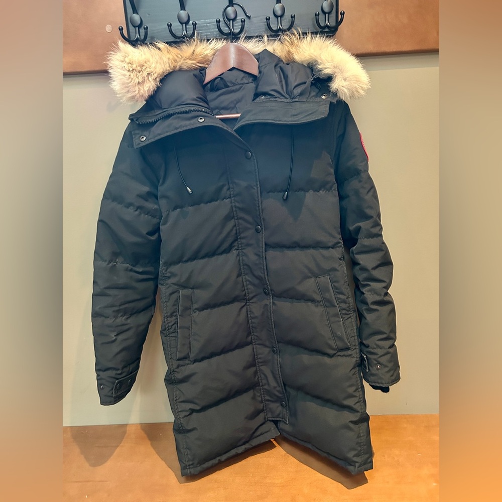Women’s Canada Goose Shelbourne with Duck Down Filling&  Fur Hood (Medium)